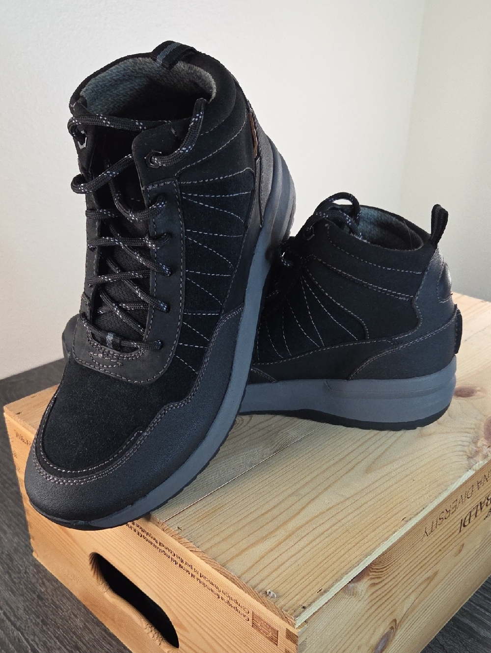 Clarks Collection Black Gray Men’s Hiking Boot Size 12 Leather Water Proof